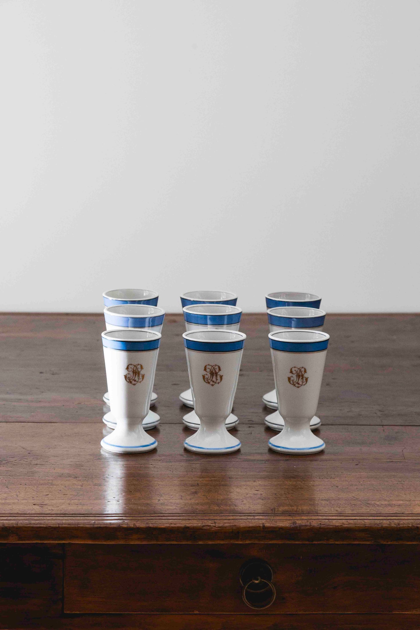 Set de nueve copas de porcelana con sello