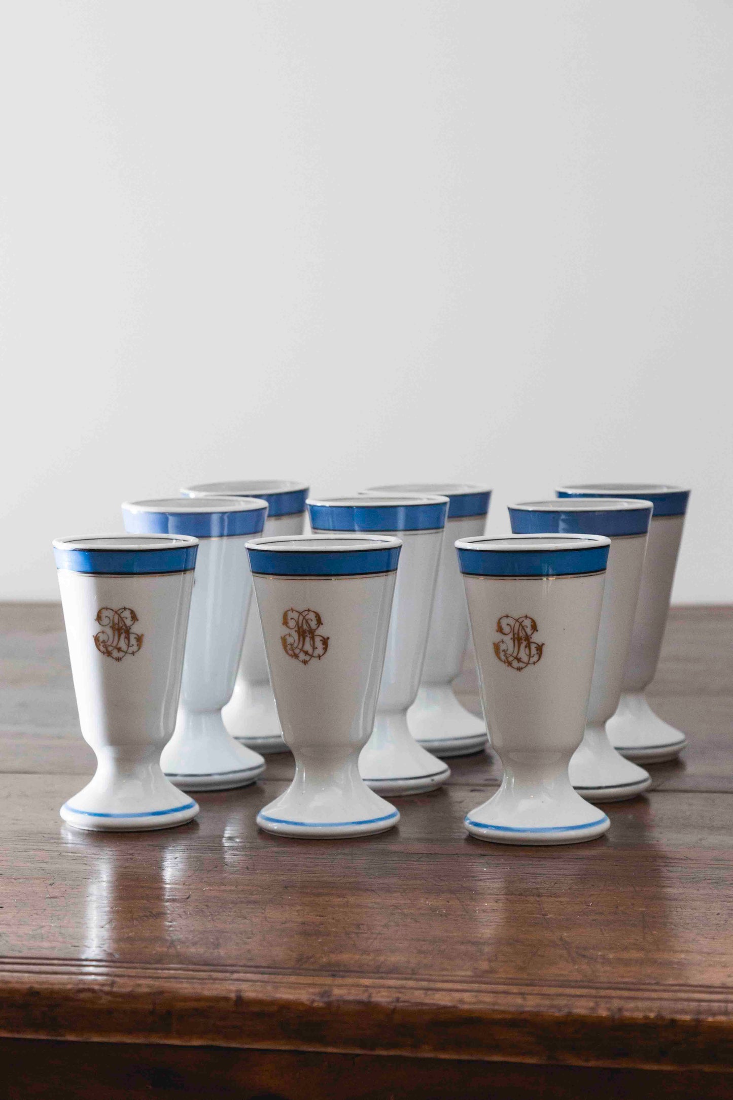 Set de nueve copas de porcelana con sello