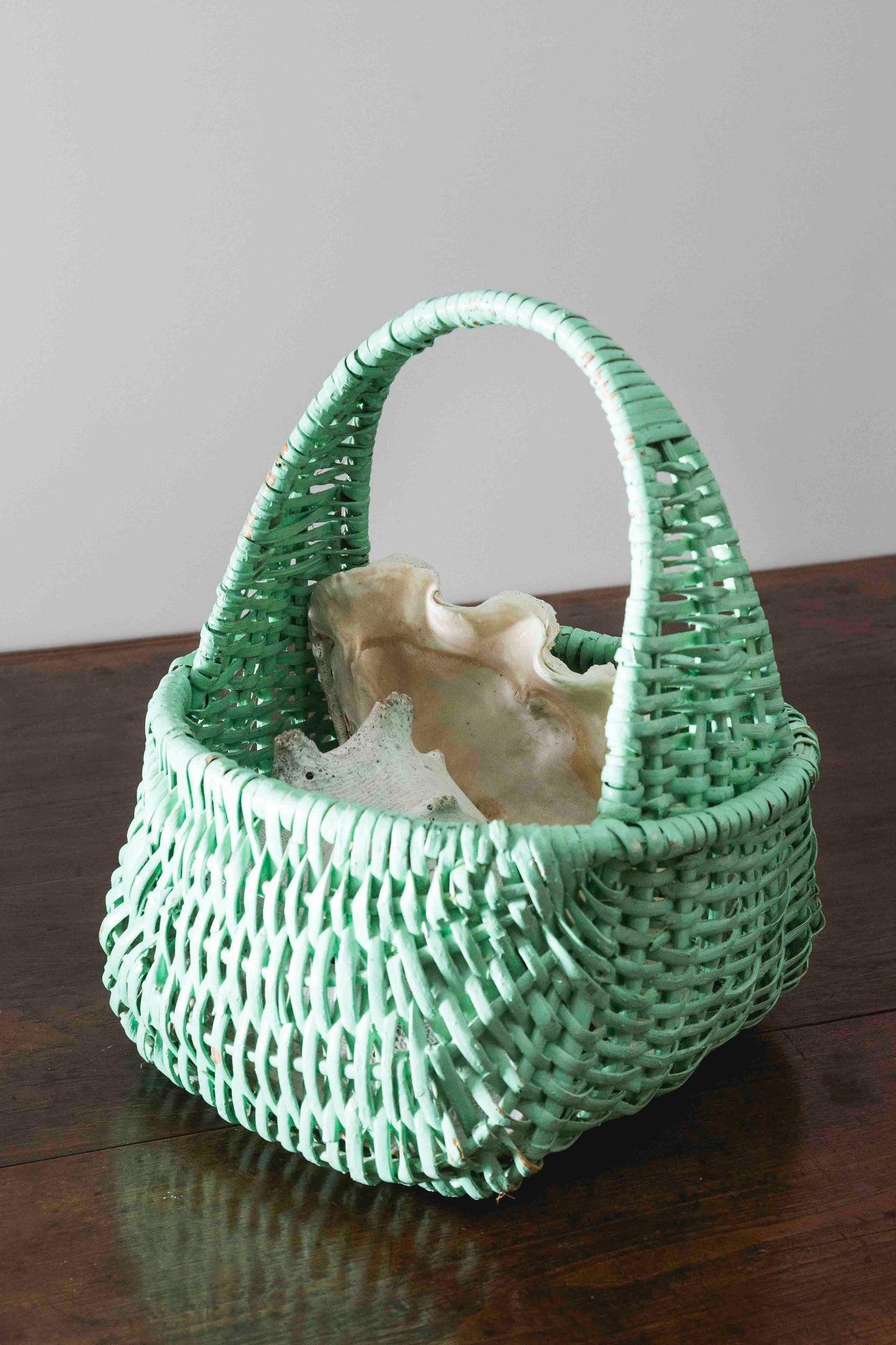 Cesta verde antigua de mimbre con asa