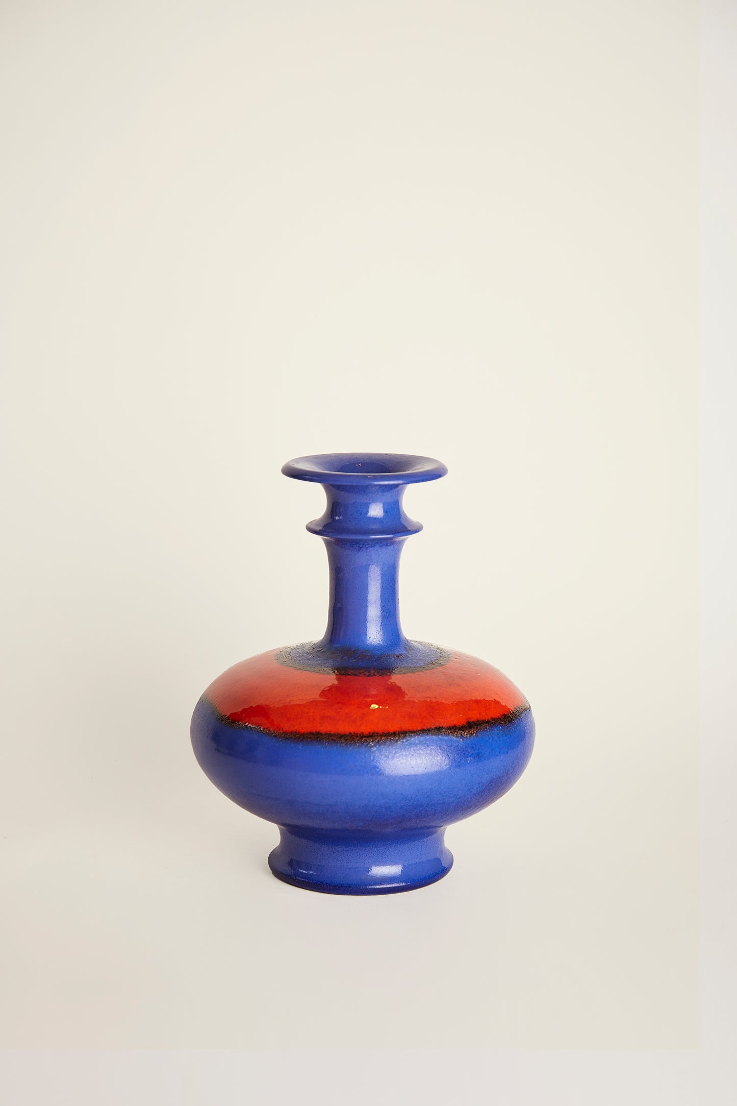 Jarrón azul y rojo