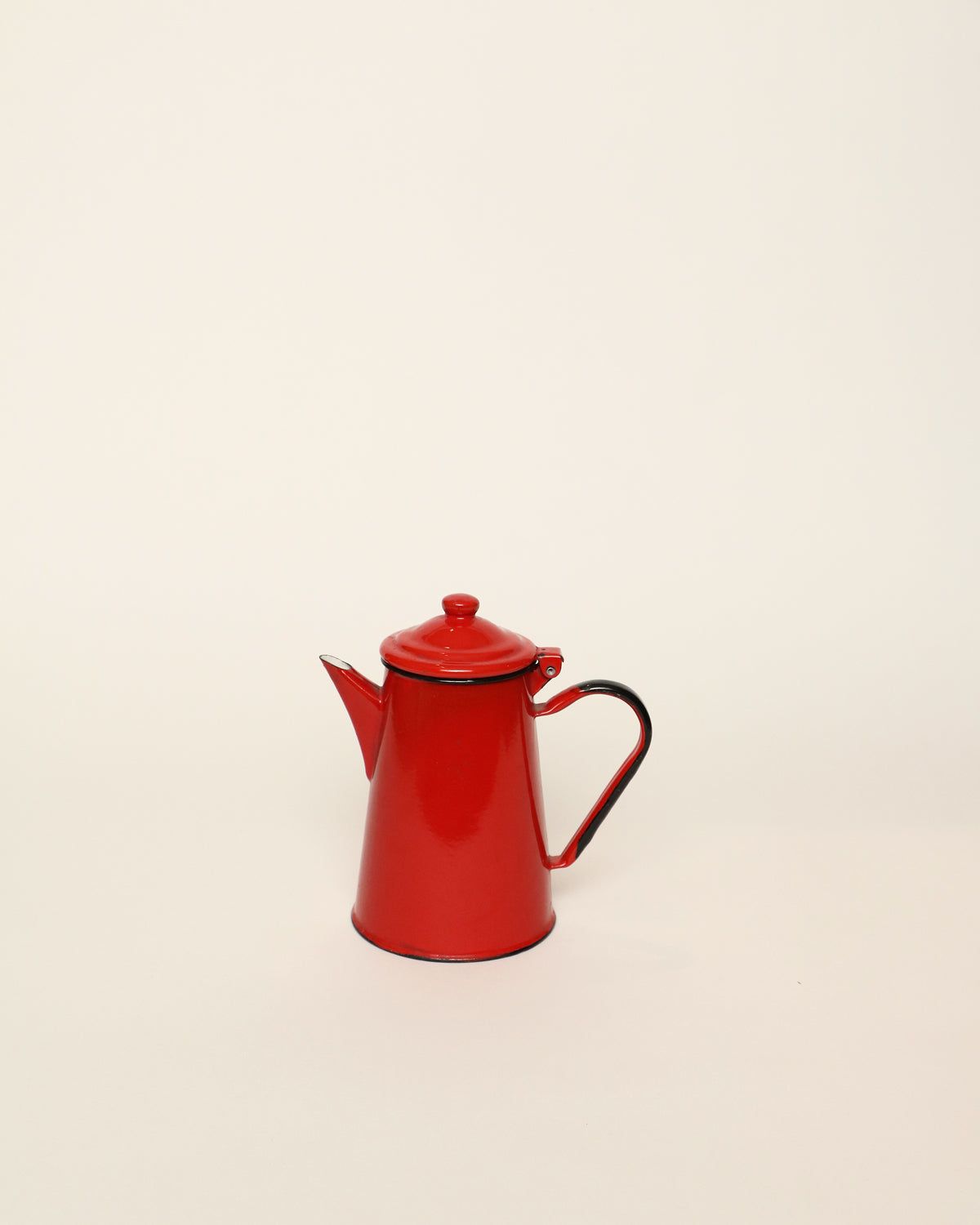 <tc>Red metal teapot</tc>