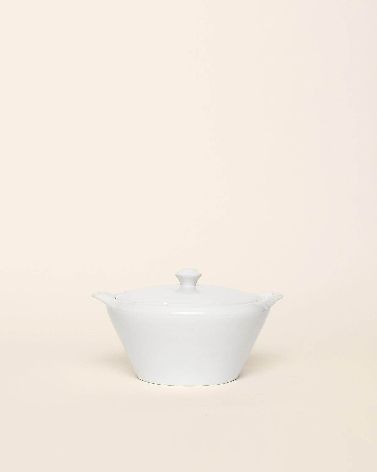 <tc>White tureen</tc>