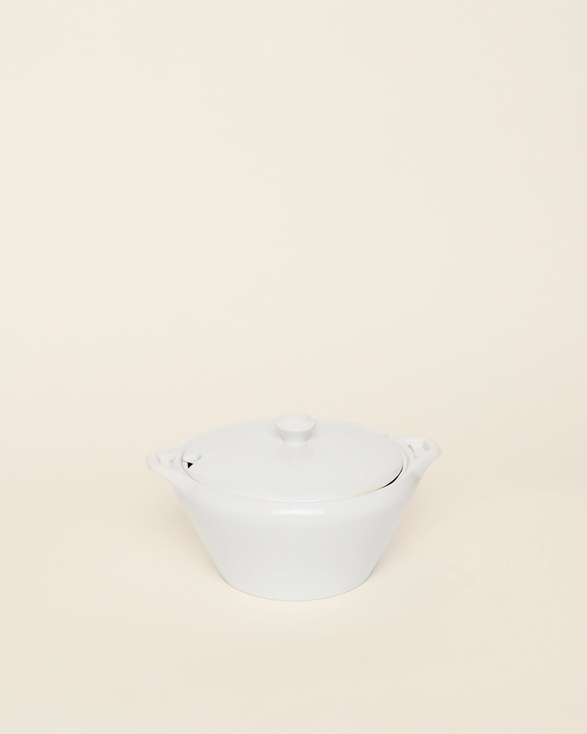 <tc>White tureen</tc>