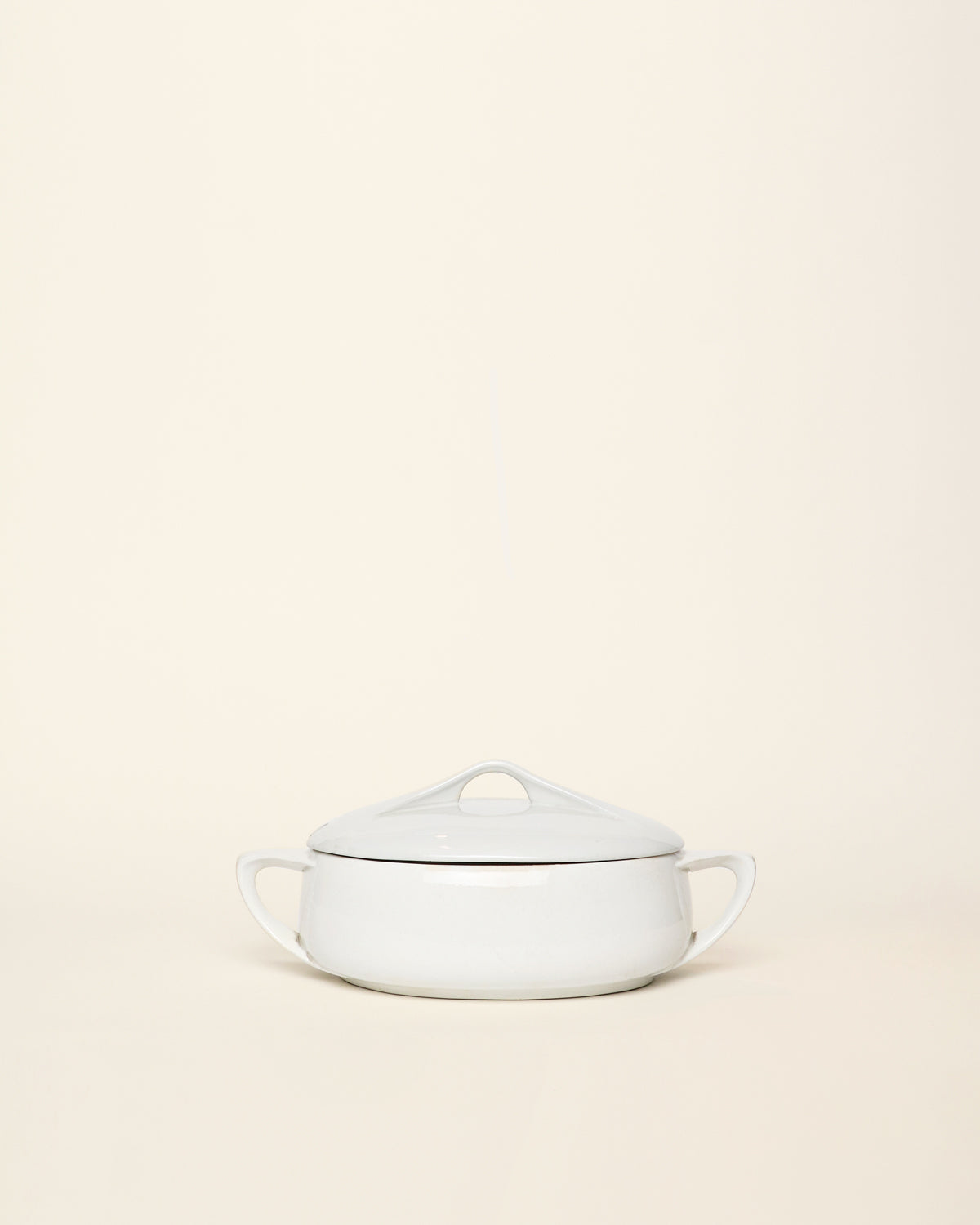 <tc>White oval tureen</tc>