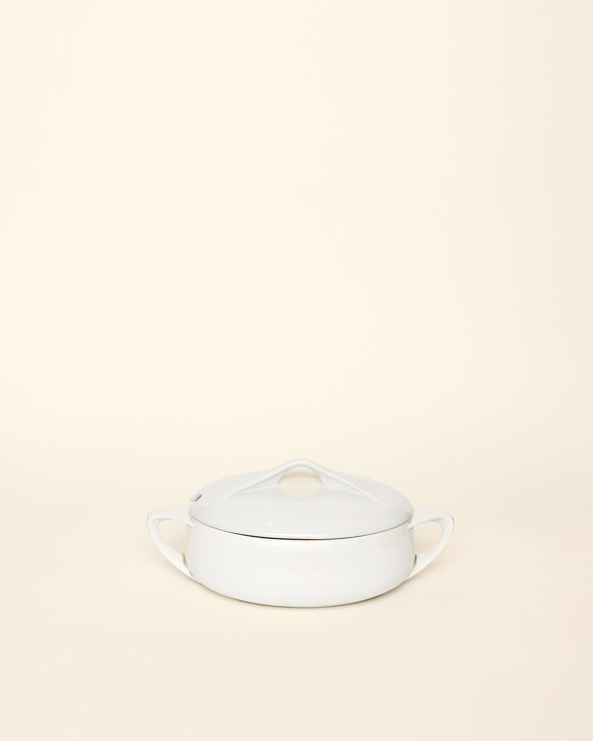 <tc>White oval tureen</tc>