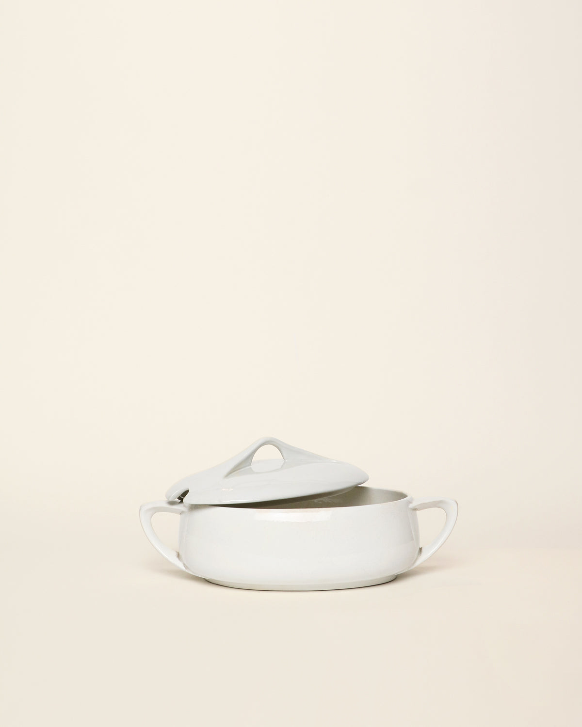 <tc>White oval tureen</tc>