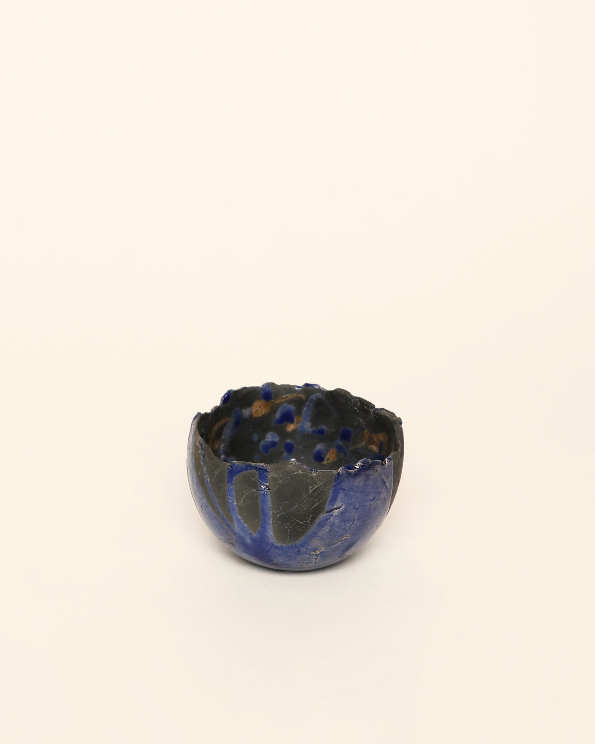 <tc>Blue and black ceramic bowl</tc>