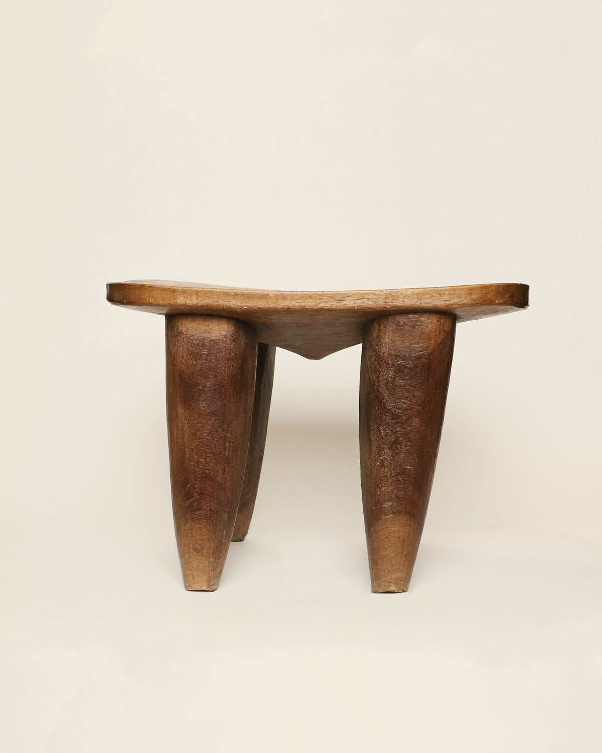 Taburete africano de madera oscura