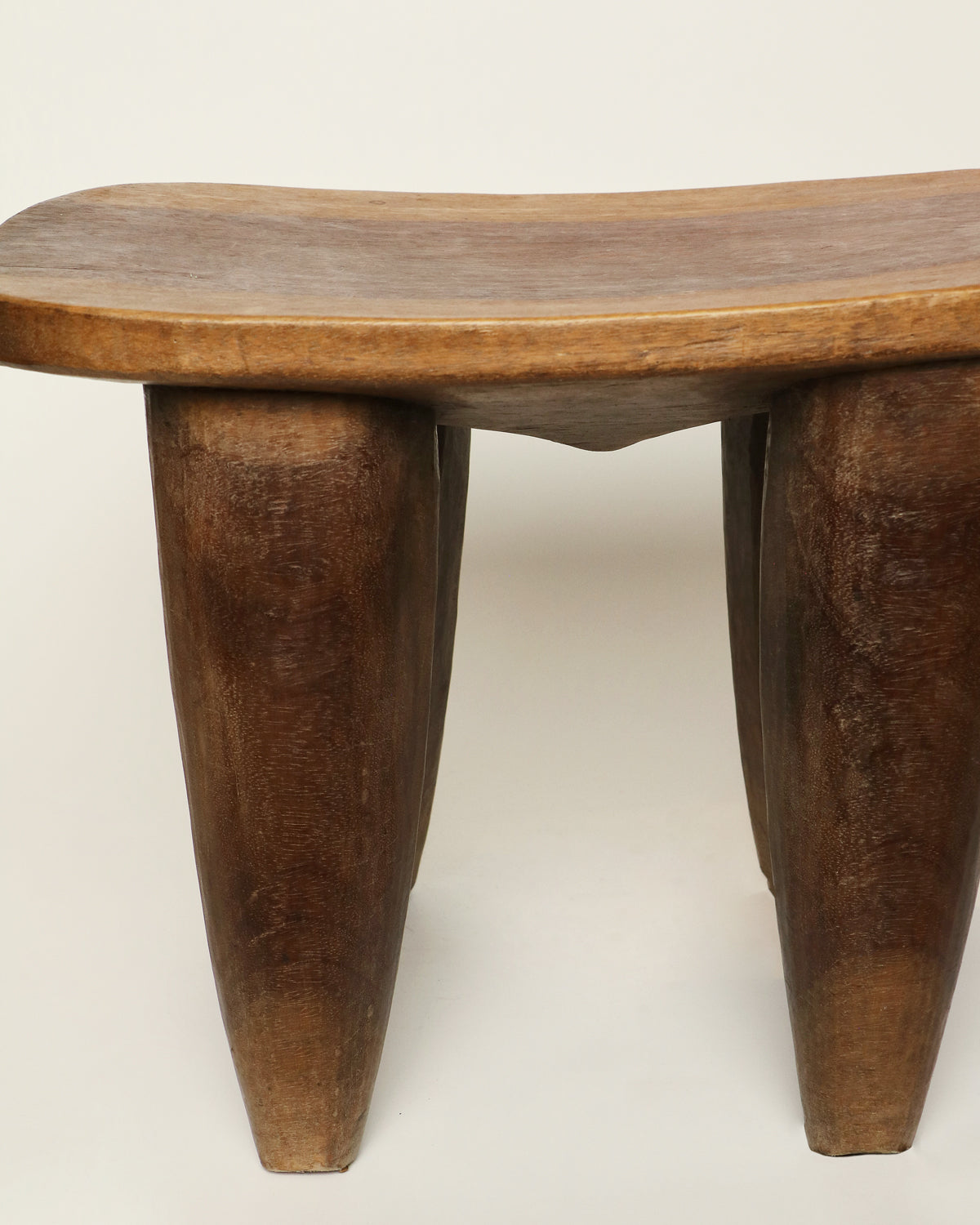 Taburete africano de madera oscura