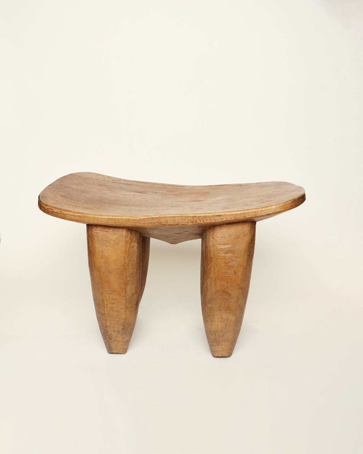 Taburete africano de madera