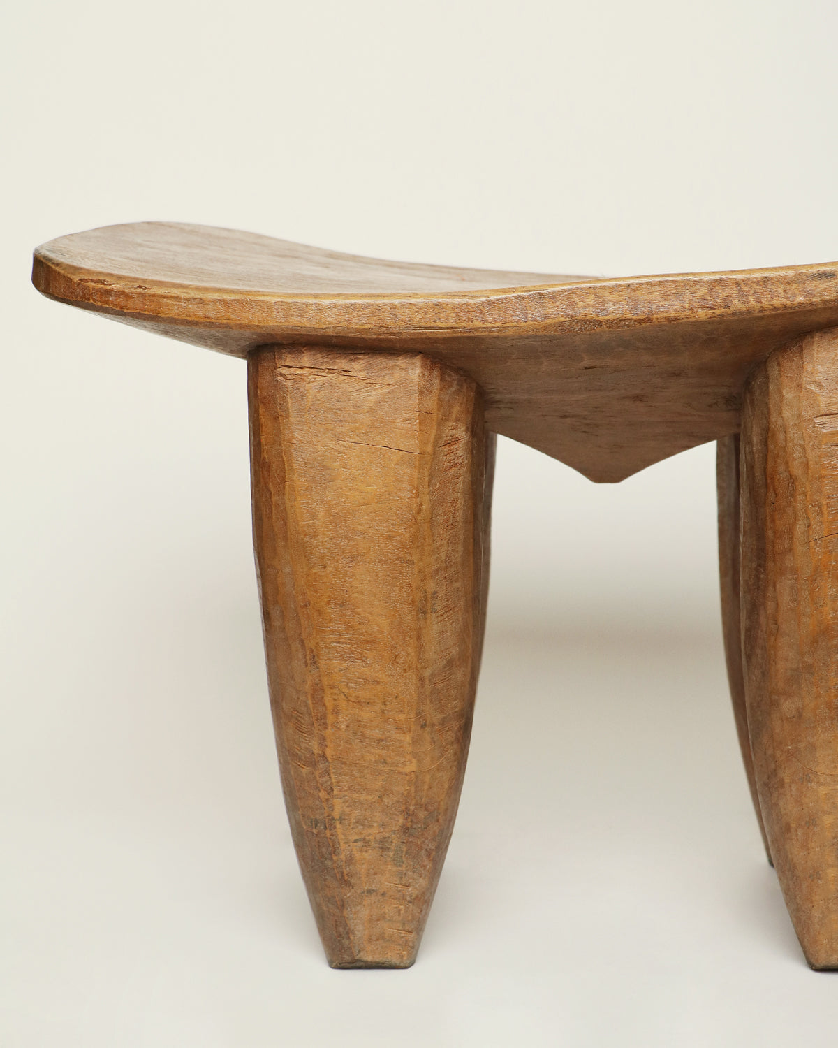 Taburete africano de madera