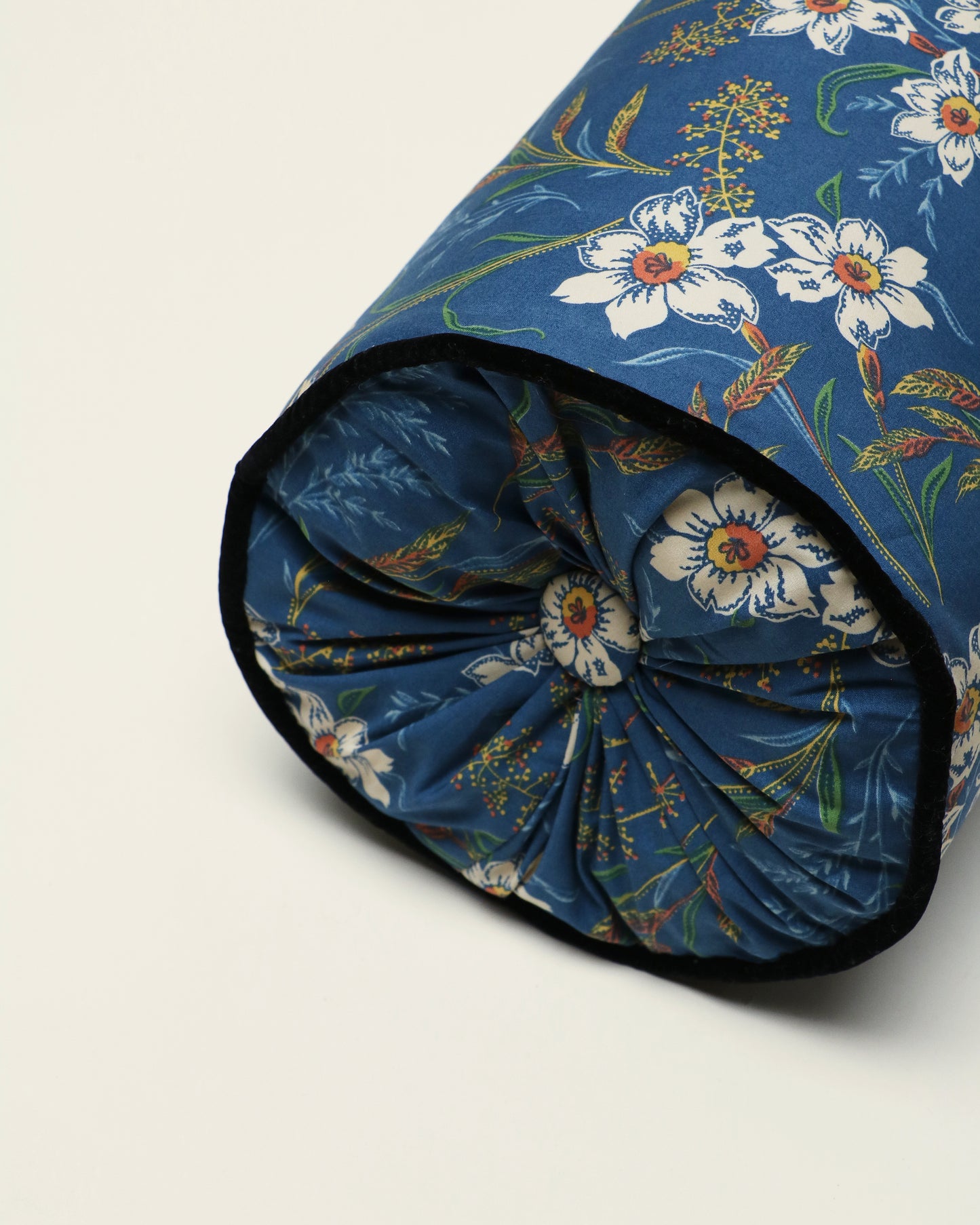 <tc>Blue rounded cushion</tc>