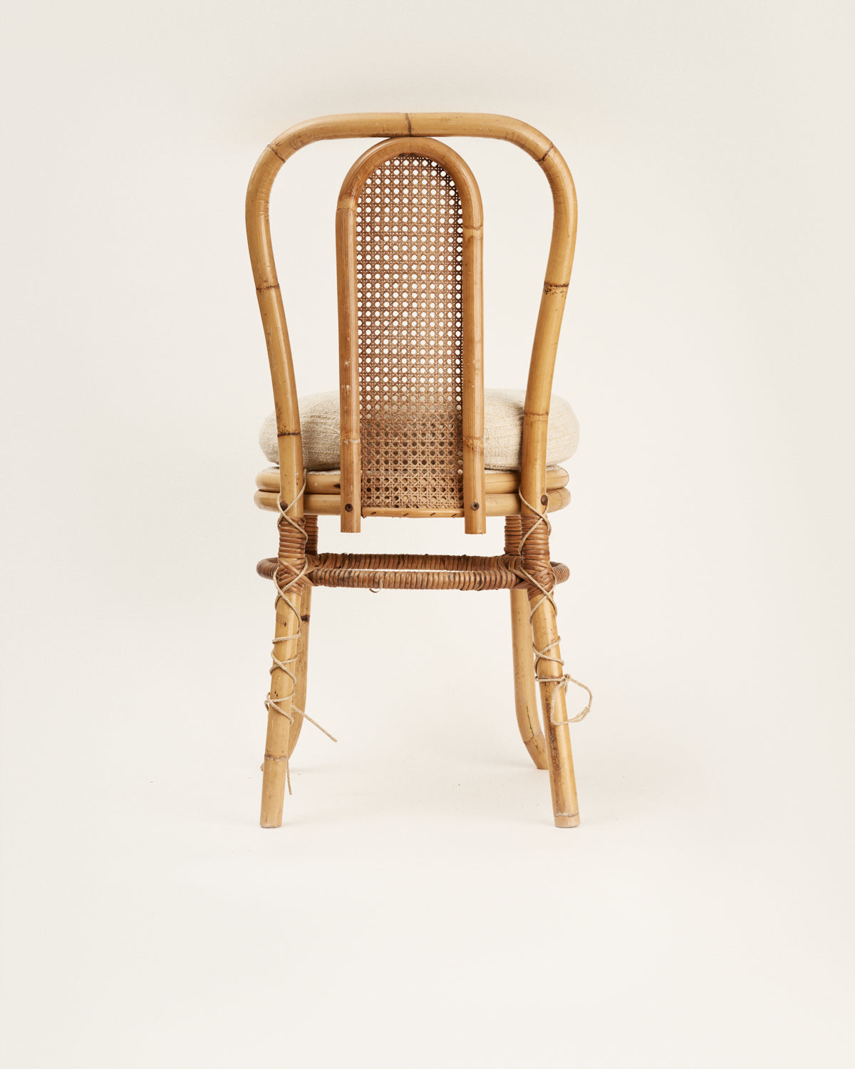 Juego de cuatro sillas vintage rattan y lino