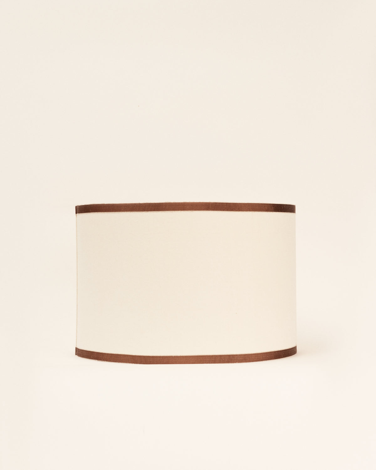 <transcy>White linen lampshade</transcy>