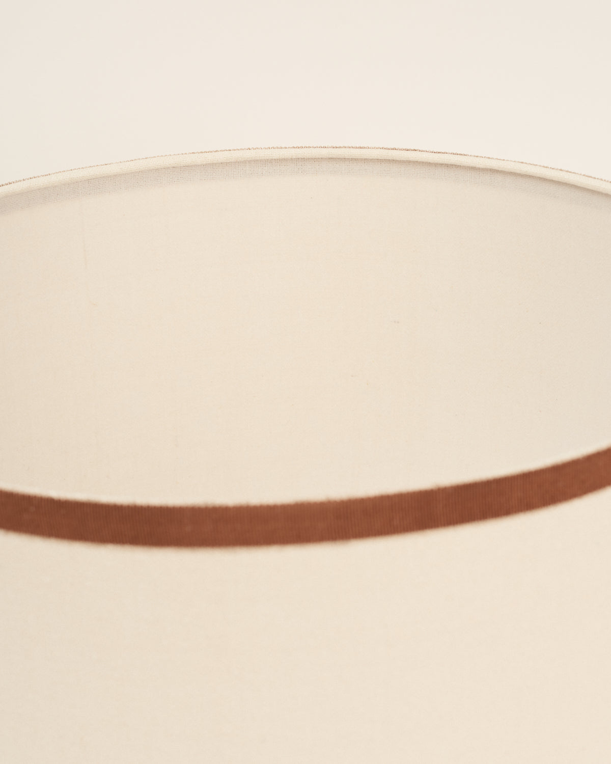 <transcy>White linen lampshade</transcy>