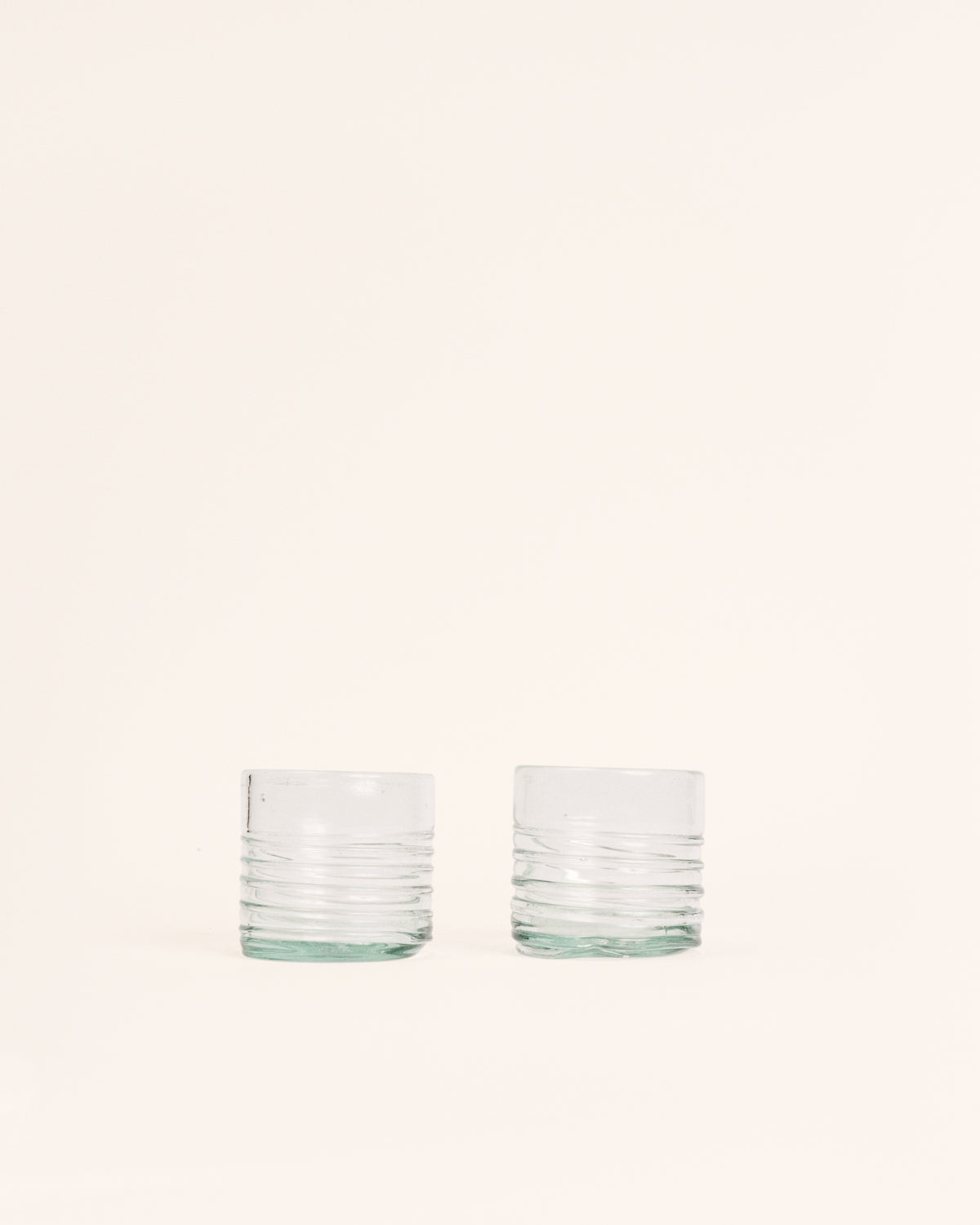 <transcy>Pair of small transparent circle glasses</transcy>
