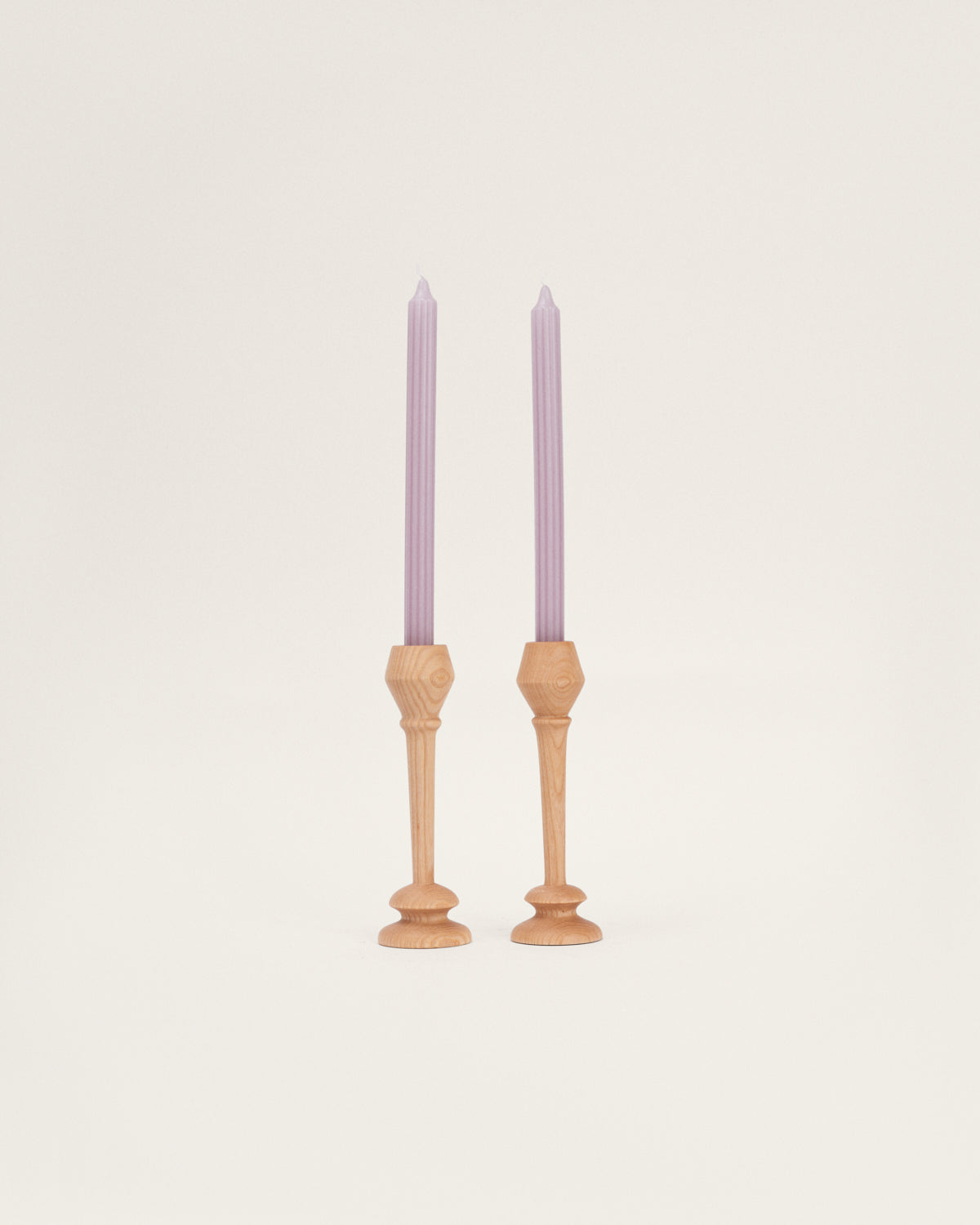 Pareja candelabros en fresno