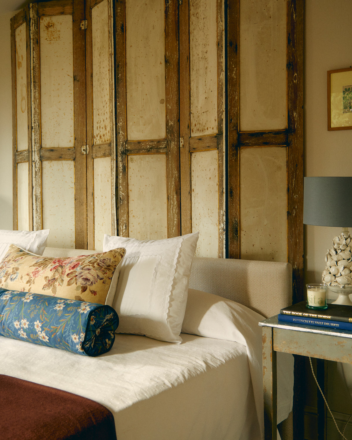 <tc>Blue rounded cushion</tc>