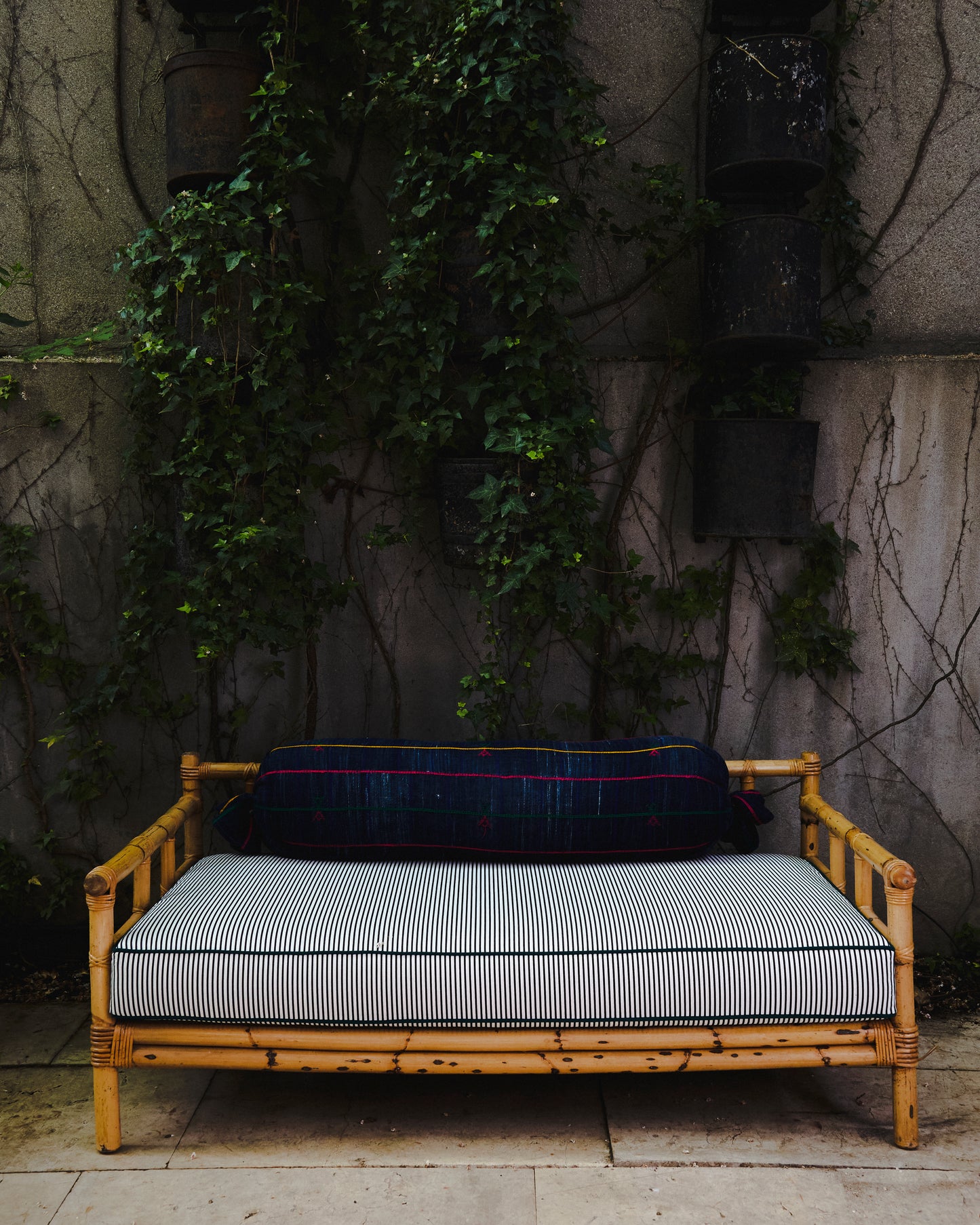 Sofá bambú con colchoneta de rayas
