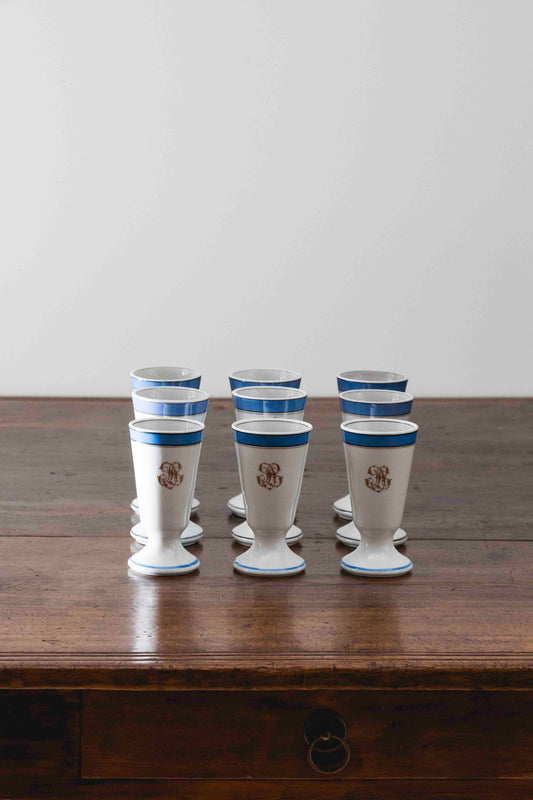 Set de nueve copas de porcelana con sello