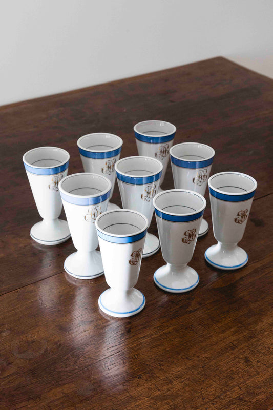 Set de nueve copas de porcelana con sello