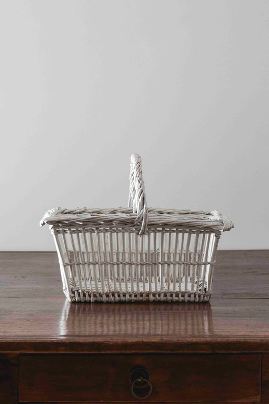 Cesta blanca antigua de mimbre con asa
