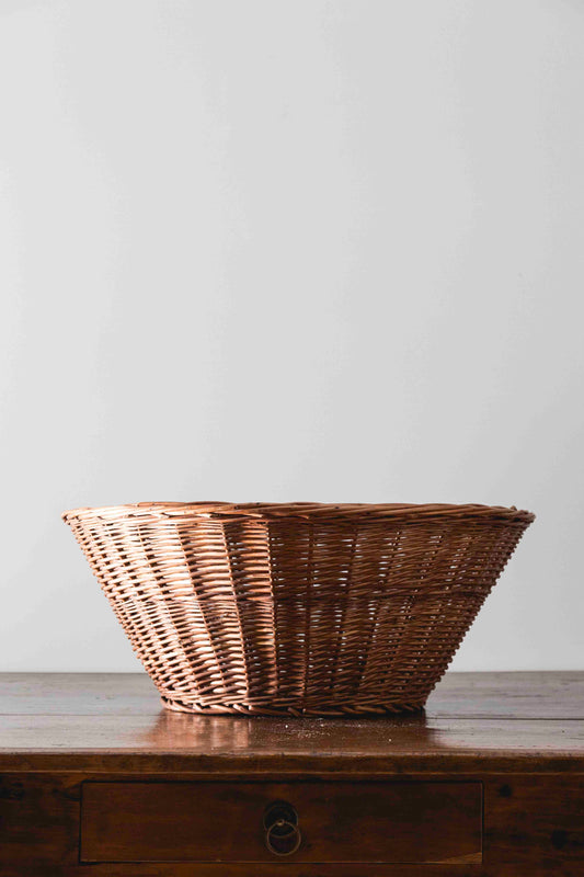 Cesta ovalada antigua de mimbre