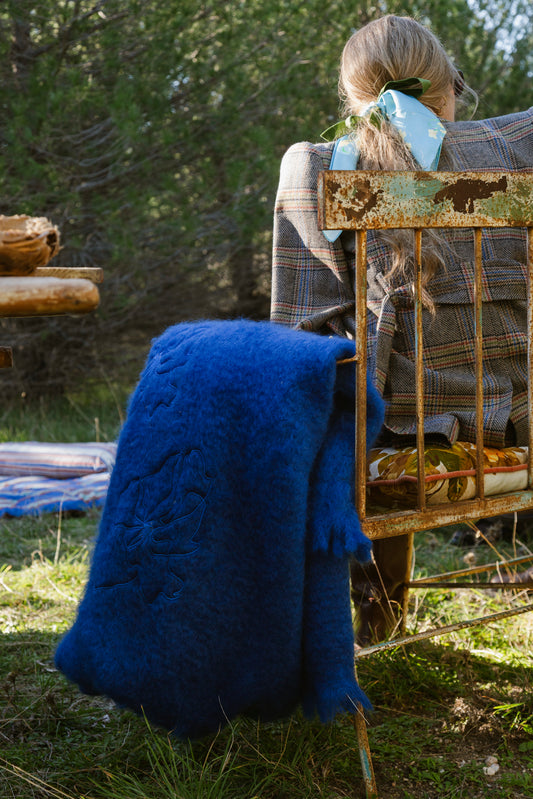 Manta mohair azul con bordado lilium