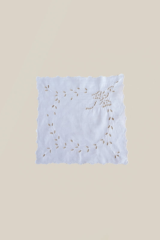 Placemat with lace bow pattern
