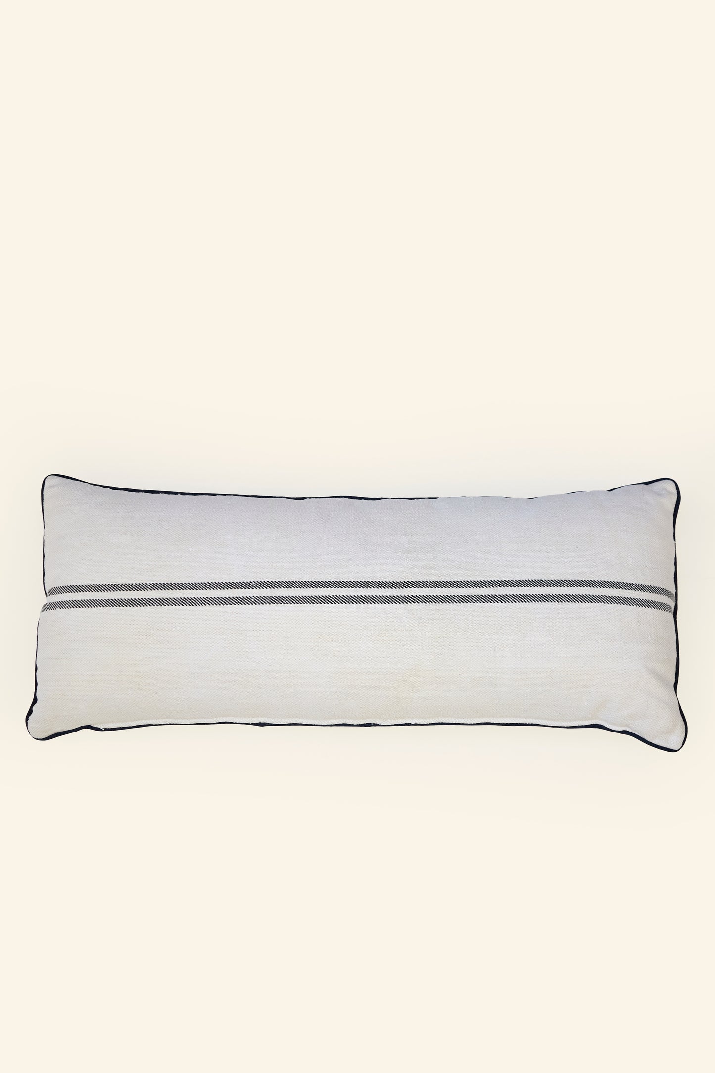<tc>Long white cushion</tc>