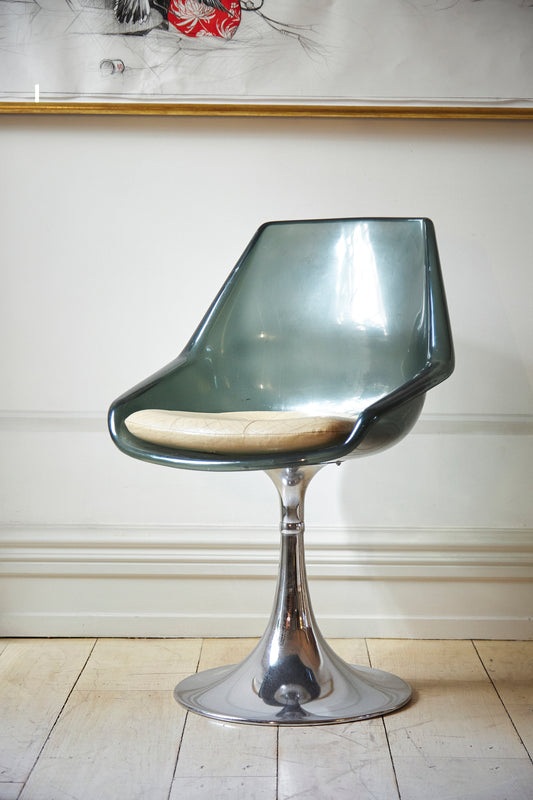 <tc>Vintage Tulip Chair</tc>