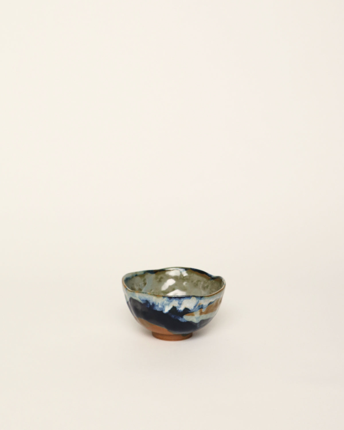 <tc>Small dark blue bowl</tc>