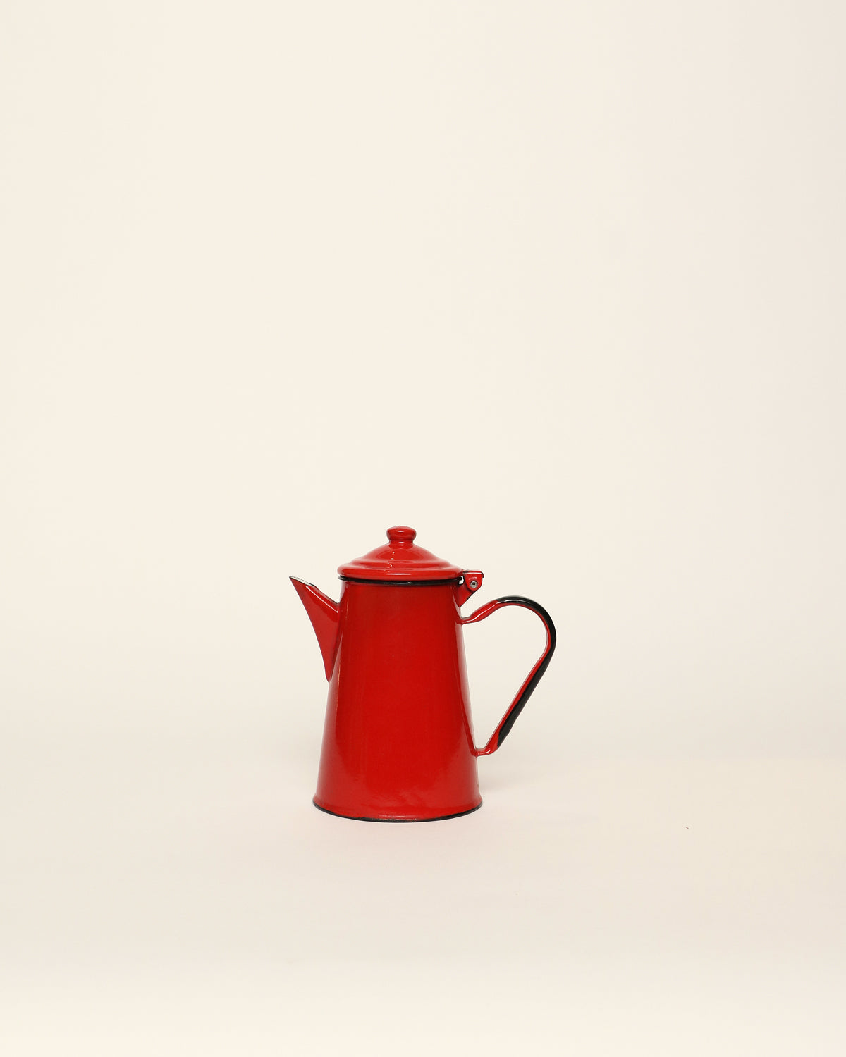 <tc>Red metal teapot</tc>
