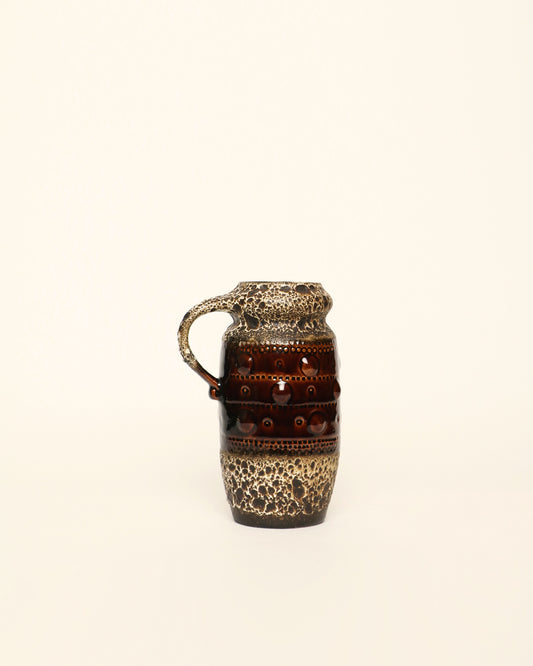 <tc>Brown ceramic jug</tc>