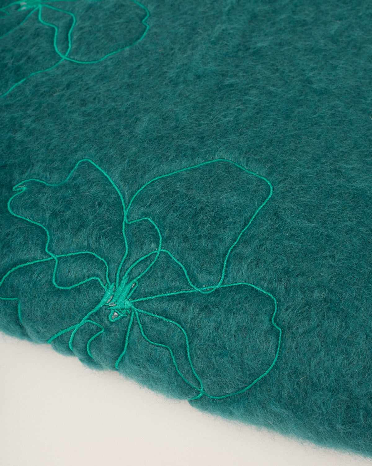 Manta mohair verde con bordado de lilium