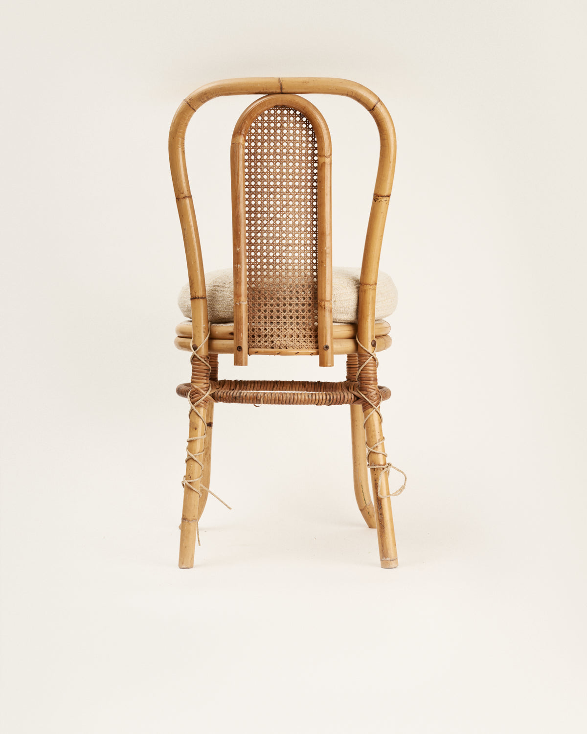 <transcy>Set of four vintage rattan and linen chairs</transcy>