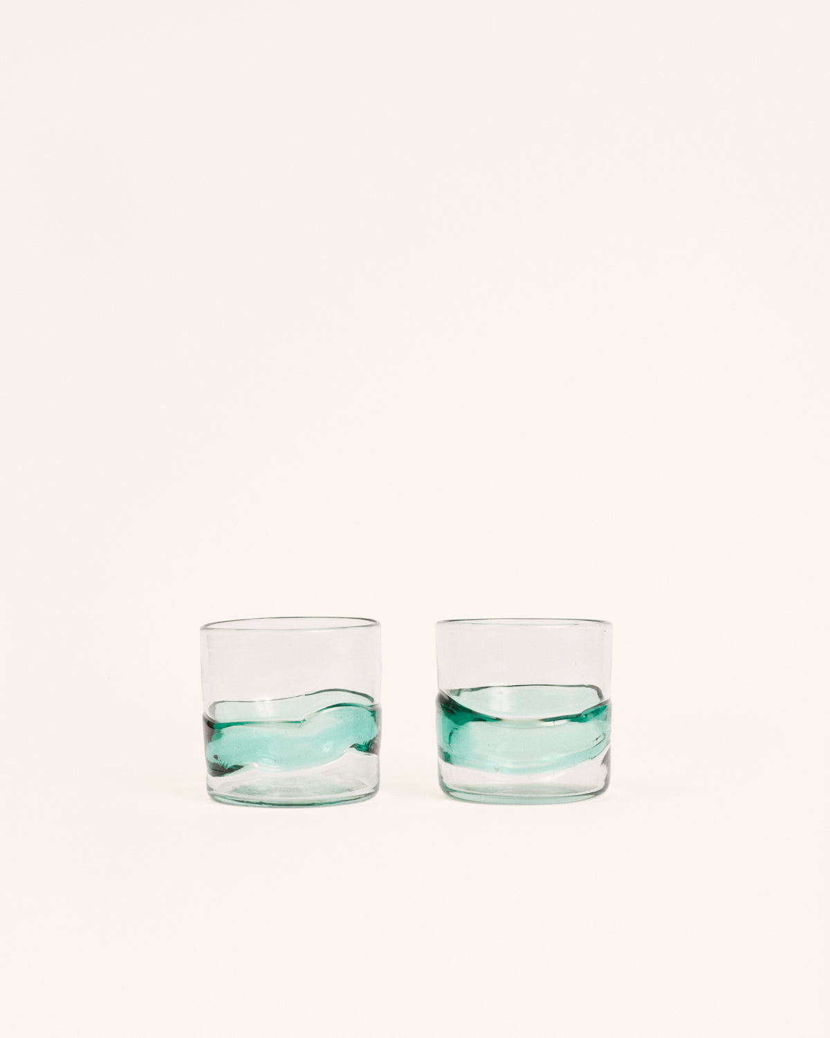 <transcy>Pair of small green spatter glasses</transcy>