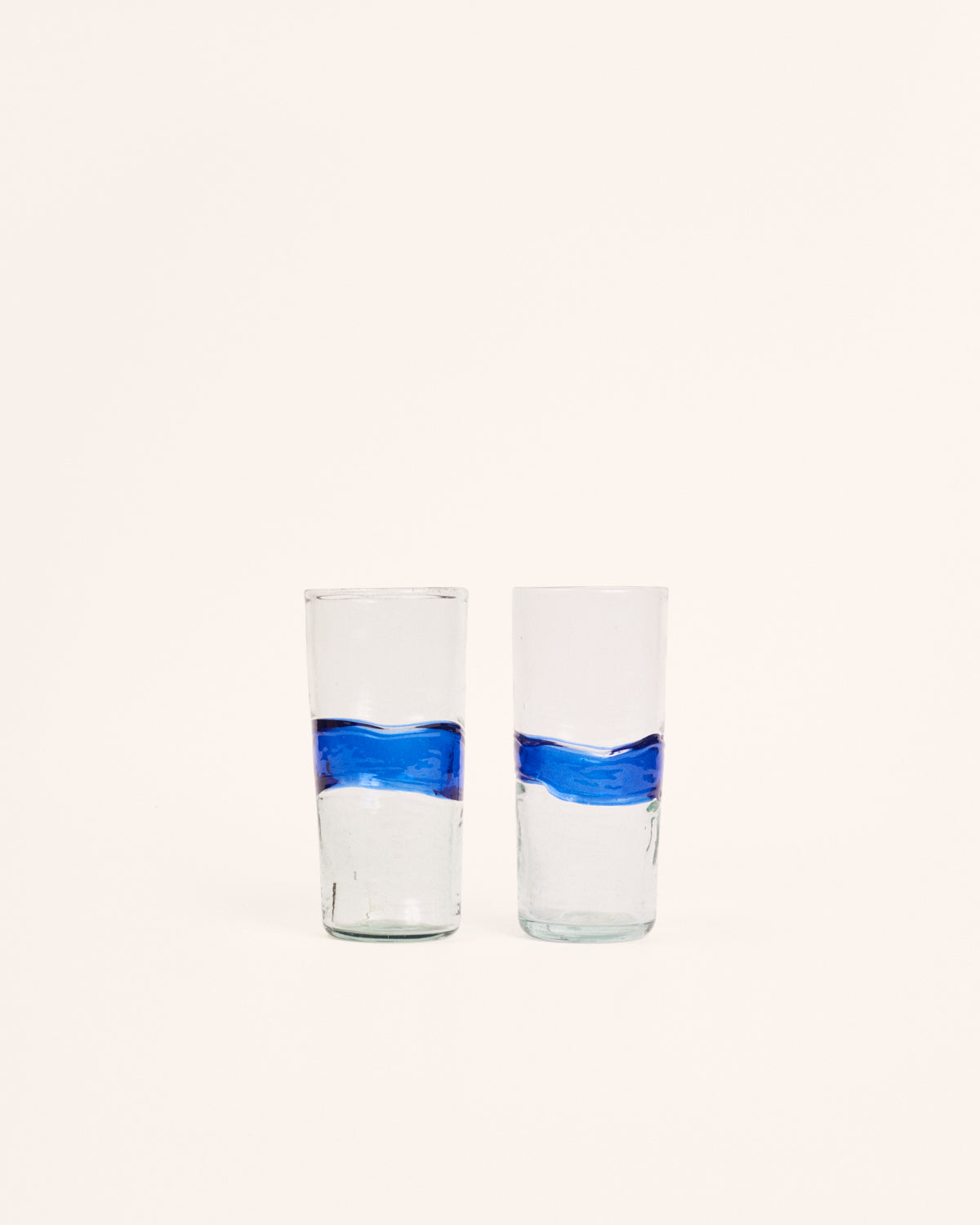 <transcy>Pair of tall blue spatter glasses</transcy>